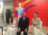晚礼服搭配什么发型（晚礼服搭配什么外套）